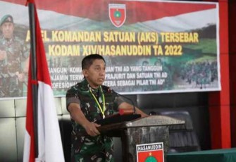 Pangdam Hasanuddin saat menyampaikan pentingnya kepemimpinan komandan satuan