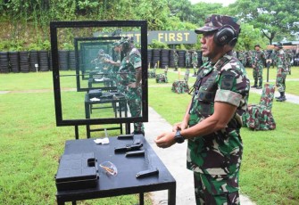 Asah kemampuan menembak pistol di Kodam Kasuari 