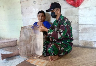 Belajar membuat kerajinan tangan khas suku Dayak sebaruk