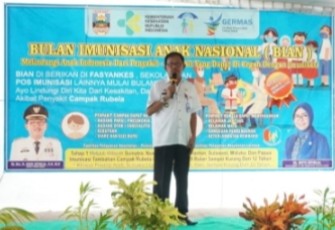 Bupati Pesisir Barat, Agus Istiqlal saat hadir dalam acara pencanangan bulan imunisasi anak nasional tahun 2022.