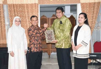 Bertukar cenderamata dengan wakil bupati Pacitan (batik hijau)