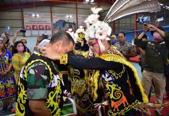 Kepala adat Dayak Besar Tabang sambut Danrem 091/ASN