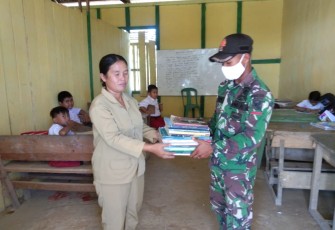 Bantuan pendidikan satgas Yonif 144/JY