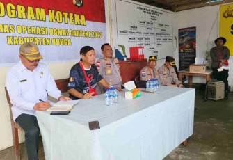 Prof Dr. Hermawan Sulistyo (tengah) saat berdialog dengan tomas, todat serta kepala suku Nduga