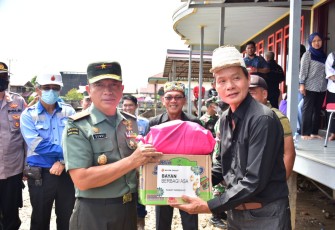 Danrem 091/ASN saat memberikan bantuan warga terdampak banjir