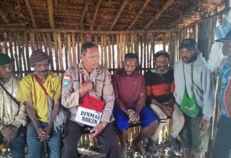 Iptu Sabtuwadji saat menyampaikan kita semua adalah saudara dan mari wujudkan kedamaian di kampung Balusu