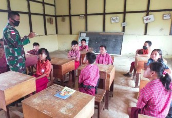 Riang gembira siswa saat belajar bahasa Inggris 
