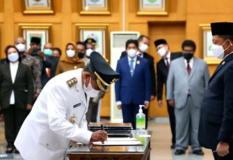 Mendagri saat melantik penjabat daerah Papua di Jakarta 