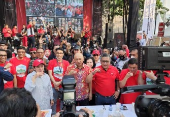 Puan Maharani saat pecahkan rekor MURI sulang kopi di Jakarta 