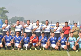 Pangkolinlamil saat foto bersama peserta turnamen sepak bola