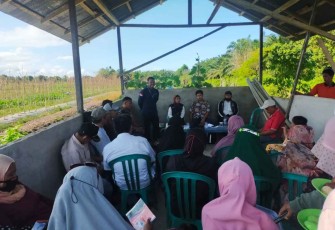 Serfa Heri saat komsos bersama kelompok tani di kelurahan Tanjung Tengah