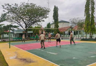 Jaga kebugaran dan kebersamaan personel Kodim Sampit berolahraga voly 
