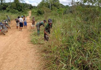 Gotong royong bersama warga bersihkan jalan desa