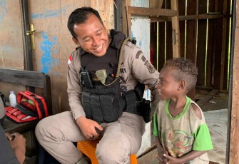 Anak-anak sangat bergembira bersama Tim Medis Satgas Damai Cartenz 