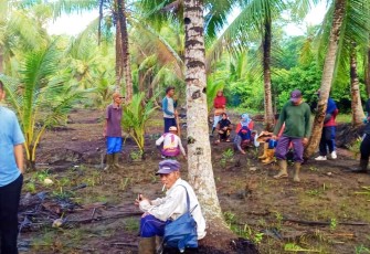 Foto : Kepala desa bersama warga masyarakat Tembeling.