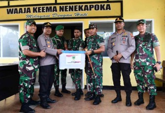 Pangdam Kasuari saat memberikan apresiasi personil Kodim dan Polres Maybrat 