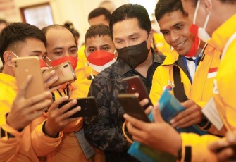 Erick Thohir saat selfi bersama pekerja migran Indonesia 