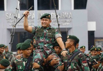 Pangkostrad saat bersama prajurit satgas Yonif Raider 321/GT 