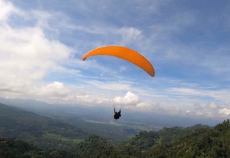 Paralayang konser amal di Toraja