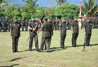 Pangdam saat melantik komandan baru satuan di jajaran Kodam XVIII/Kasuari