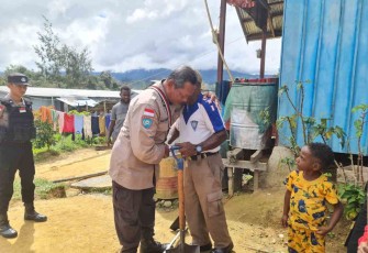 Tangis haru bapak Iron Kasipmanin menerima bantuan Iptu Sabtuwadji 