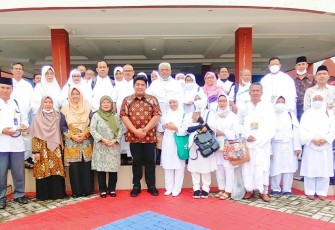 Plt Bupati Bintan, Roby Kurniawan, saat foto bersama calon haji, Kamis (9/6/2022).