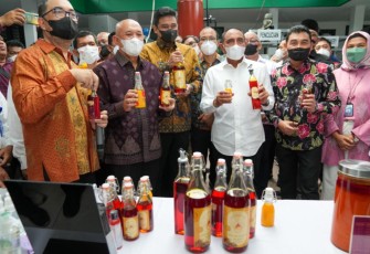 Menteri Teten (batik ungu) saat mengunjungi pabrik pengolahan minyak makan merah di Medan