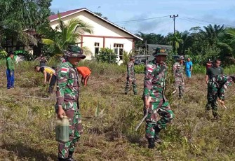 Satgas Yonif 645/Gty bersama masyarakat gelar karya bakti