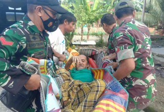 Personel Koramil 04/Malunda evakuasi warga dari tempat pengungsian