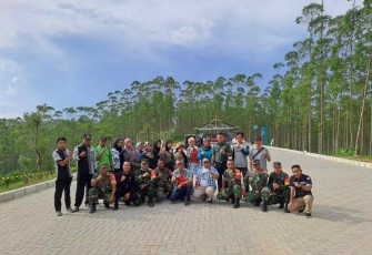 Babinsa Sepaku gotong royong bersihkan lokasi di titik nol