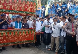 Menteri Sandiaga Uno saat tiba di lokasi Krui Pro.