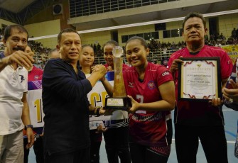 Danrem 091/ASN saat memberikan piala kejuaraan bola voli 