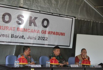 Danrem 142/Tatag saat memimpin rapat evaluasi satgas tanggap darurat 