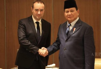 Menhan Prabowo Subianto bersama Menhan Prancis saat pertemuan IISS Singapura