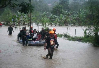 Warga berhasil dievakuasi prajurit TNI di Mamuju