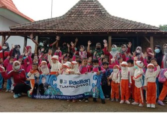 Foto bersama usai kunjungi bangunan bersejarah 