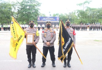 Kapolresta Barelang Beri Penghargaan  Personil yang berprestasi dan Kepada Polsek Galang Sebagai Polsek Kinerja Terbaik Periode Bulan Mei 2022