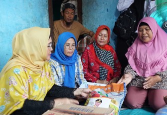 Derta saat mengunjungi korban 