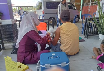 Polisi 'Door to Door' Vaksinasi Warga