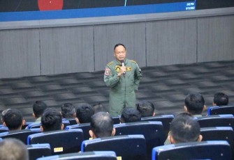 Kasau saat memberikan pengarahan kepada peserta latihan MOT di lanud Iswahjudi 