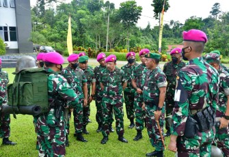 Pangdam Kasuari saat pengecekan kesiapan satgasmar pam Puter XXVI Wiltim 