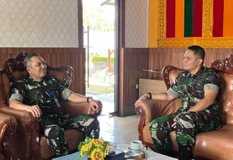 Danlanud Maimun Saleh saat menerima tim Wasev Mabes TNI AU di kantor sentral komunikasi lanud MUS