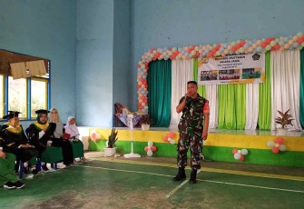 Serka Bustamin saat memberikan sambutan di MI Darul Muttaqin
