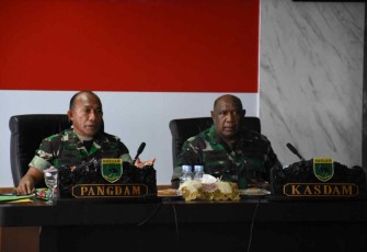 Pangdam Kasuari saat pimpin apel dansat jajaran secara vidcon