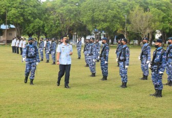 Danlanud Maimun Saleh saat pengecekan personil dalam upacara peringatan HUT ke 71 Koopsud 