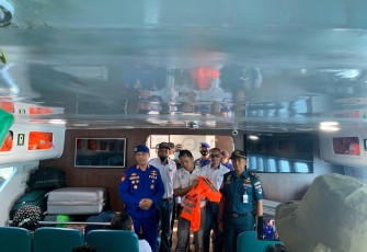 Satuan Polisi Airud Polres Lingga Bersama Syahbandar saat Lakukan Pemeriksaan Kelayakan Alat Keselamatan Kapal