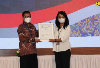Dirjen Cipta Karya Diana Kusumastuti saat menyerahkan sertifikat zona integritas 