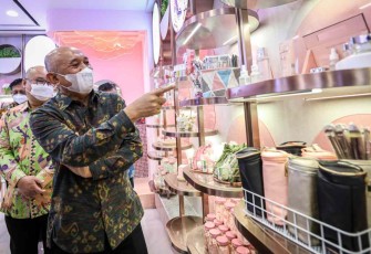 Menteri Teten saat melihat produk kecantikan di gerai ICantix & Co Plaza Indonesia Jakarta 