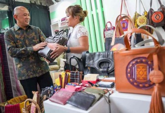 Menteri Teten kunjungi salah satu stand di JaKreatiFest 2022