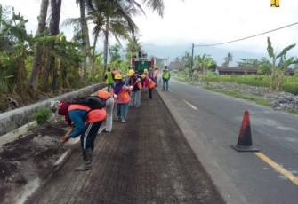 Program padat karya tunai kementerian pupr membuka lapangan pekerjaan
